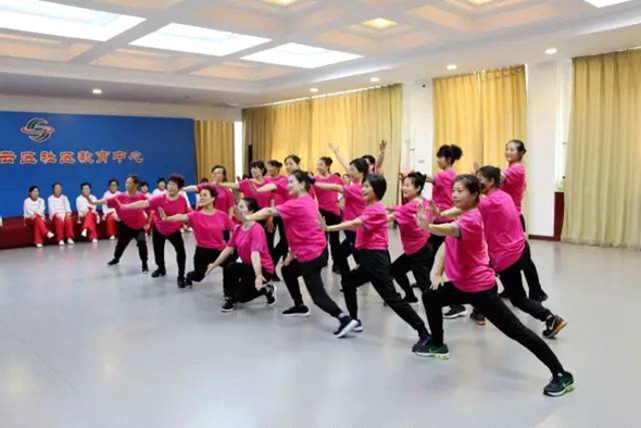 社區(qū)教育中心學(xué)員的廣場舞表演。.jpg