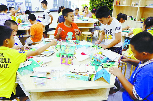 孩子們在村里社區(qū)書院科普工作室制作建筑模型。.jpg
