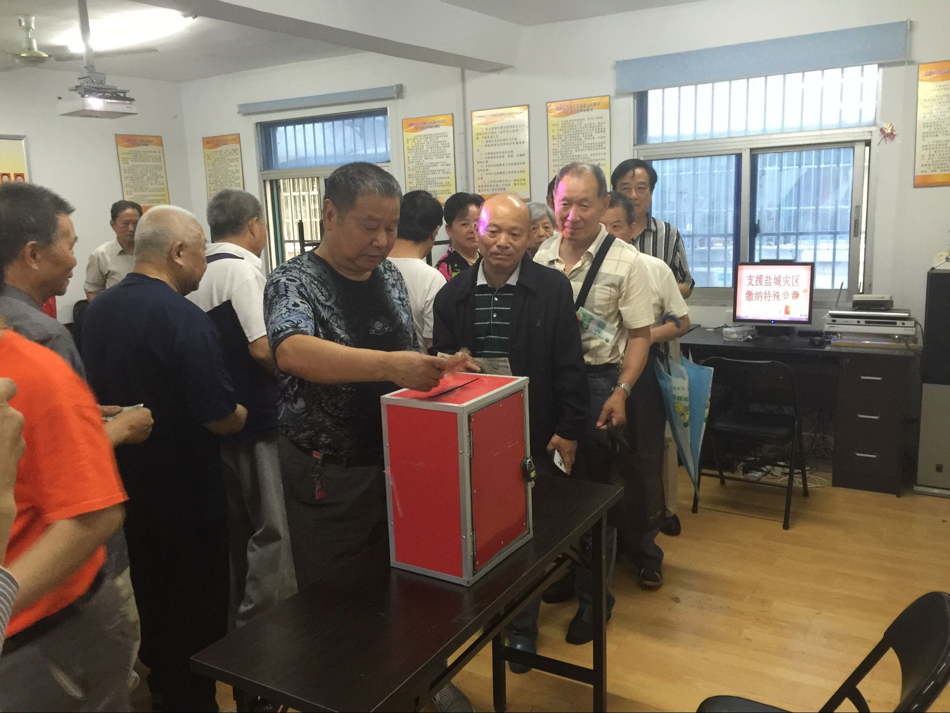 藝苑社區(qū)開展&ldquo;支援鹽城災(zāi)區(qū) 繳納特殊黨費&rdquo;活動.jpg