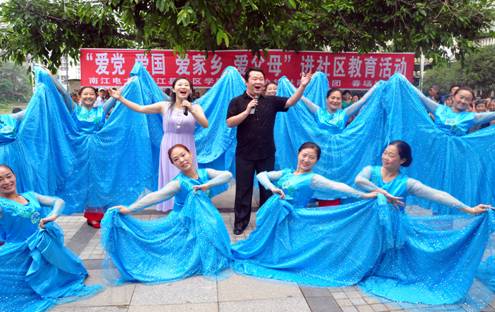 圖4：南江電大&ldquo;愛黨、愛國(guó)、愛家鄉(xiāng)、愛父母&rdquo;教育進(jìn)社區(qū)活動(dòng)現(xiàn)場(chǎng).jpg