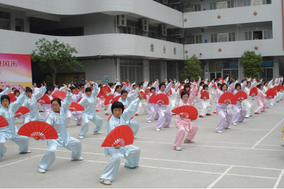 橋南社區(qū)居民太極扇展示.jpg